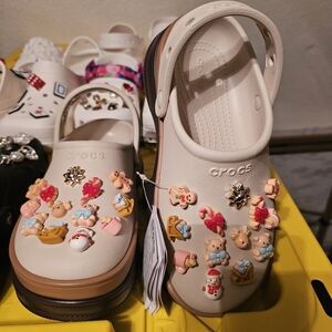 🎁 NEW! Customized Mocha Stacked Crocs w/ Exclusive Christmas Charm Set